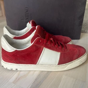 Valentino Flycrew - Säljer ett par röda valentino flycrews i storlek 41. Skorna är i mycket bra skick förutom att det saknas totalt 3 nitar. Box ingår. Pris kan diskuteras. Tveka inte på att skriva vid fler frågor och funderingar!