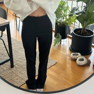 Helt nya kostymbyxor - Zara - Helt nya kostymbyxor från Zara med prislapp kvar, aldrig använda! Säljer då de va liiite stora för mig😢