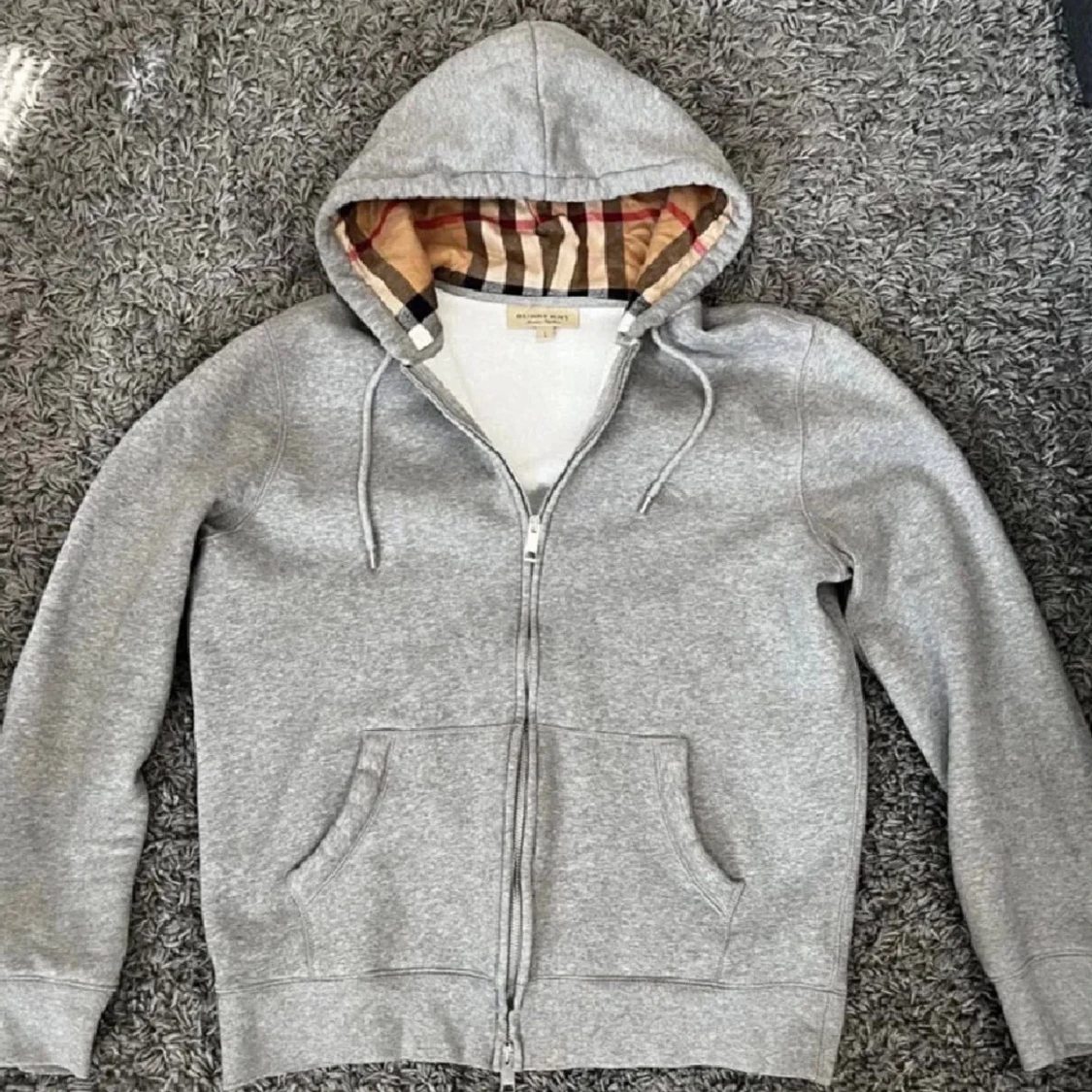 Grå hoodie från Burberry med dragkedja