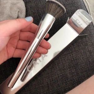 CAIA Flat Buffer Foundation Brush F14 -  foundationborste från CAIA i modellen F14. Inte använd för beställde fel borste💕