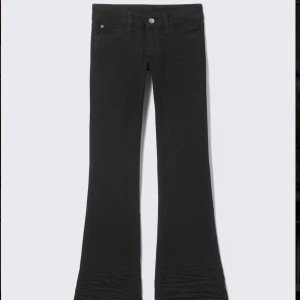 Svarta bootcut jeans från Cheap Monday - Säljer ett par snygg jeans från Cheap Monday med bootcut-snitt och låg midja. Den lila etiketten i back är borttagen och den är ljusare än på bilden i och med att dem tvättats några gånger. 💕💕