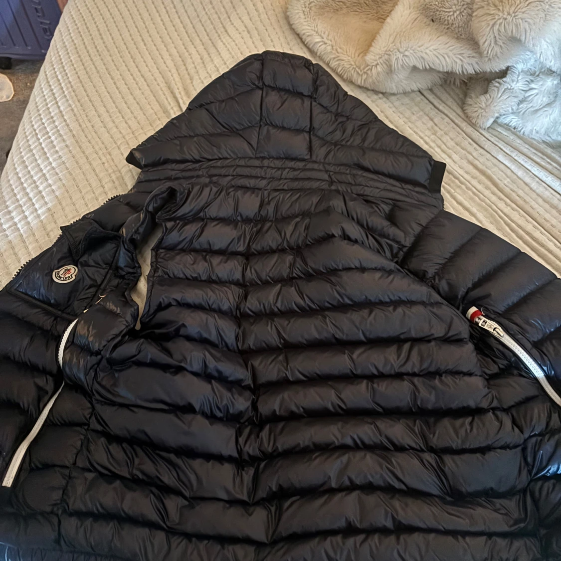 Svart dunväst från Moncler med huva - 1