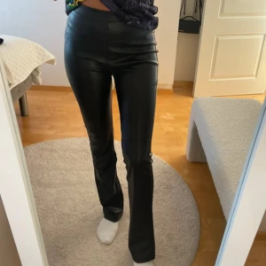 Fodrade skinnbyxor  - Helt nya, köpta ifrån Lindex barnavdelningen i storlek 170 men passar perfekt på mig som är 163cm lång och har 32/34 i byxor 