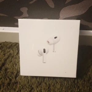 AirPods Pro (2nd generation) med MagSafe - Helt nya Apple AirPods Pro (2nd generation) med MagSafe-laddningsetui. Oöppnad originalförpackning. Aktiv brusreducering, transparensläge och trådlös laddning. Perfekt för iPhone, iPad och Mac. Inga synliga defekter eller slitage.