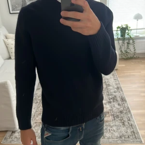 Stickad tröja från zara  - Skick 10/10 inga defekter ingenting, as fet tröja perfekt till hösten och vintern!