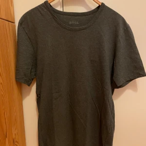 Boss t shirt - Den är för liten för mig så säljer. Bra skick. Vill bara bli av med den.