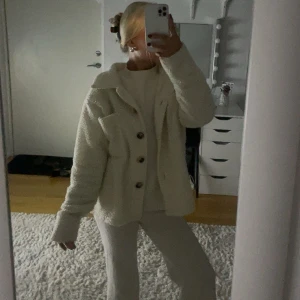 Vit teddyjacka med stora knappar - Säljer en supermjuk och fluffig vit teddyjacka med stora bruna knappar. Pris kan diskuteras skriv för fler bilde💕Den är lite nopprig på insidan men de är inget man ser.