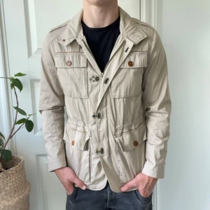 Massimo Dutti fieldjacka S - Massimo Dutti fieldjacka S, inga större defekter bara lite använd. Modellen är 180,75 kg. Kom med frågor 🫶