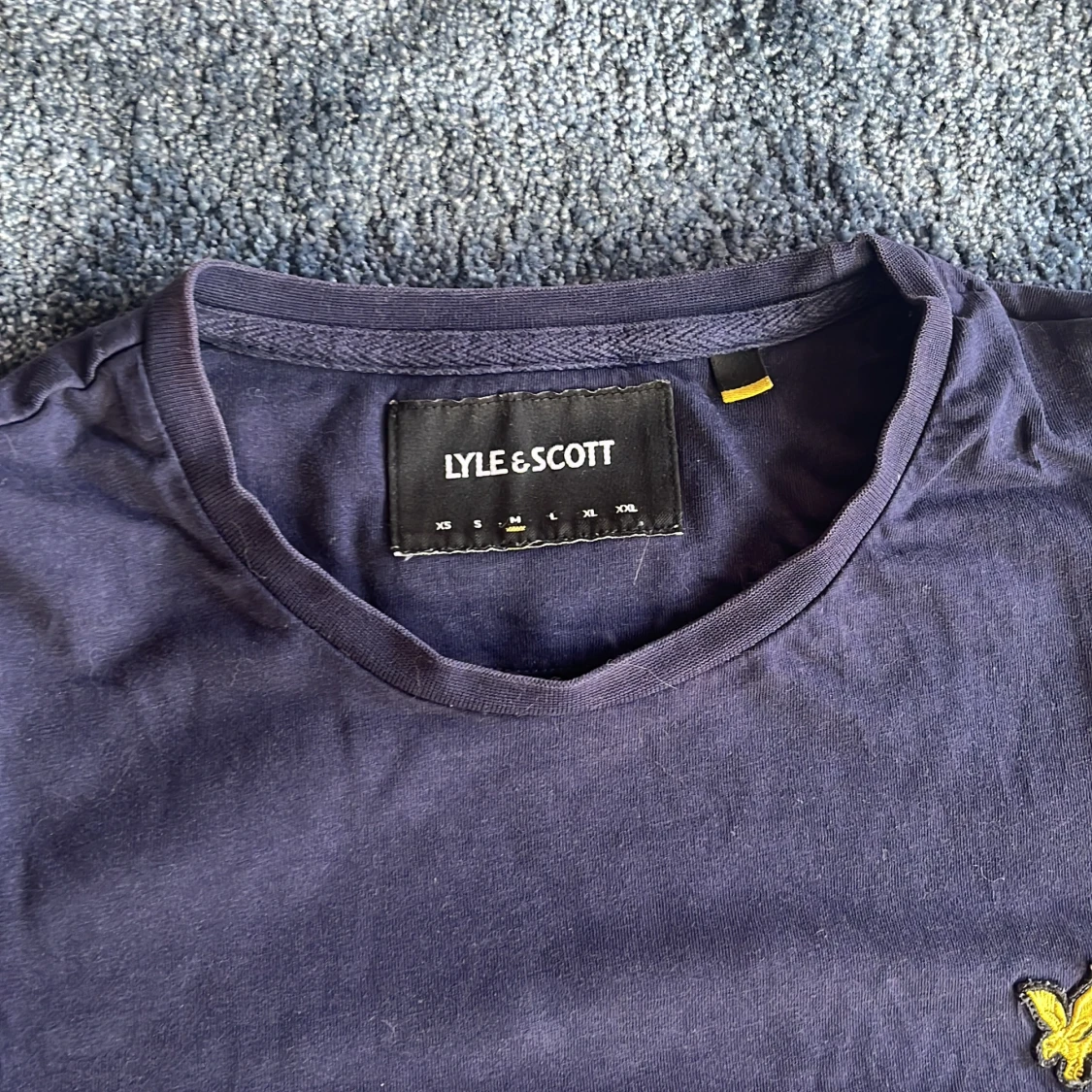 Marinblå t-shirt från Lyle & Scott - 1