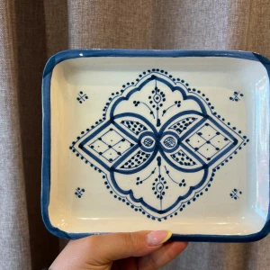 Marockanskt fat  - Marockanskt fat i nytt skick höjden är ca 1 cm bredden är ca 18cm och längden ca 21 cm