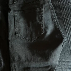 Svarta Tiger of Sweden jeans i modellen Evolve storlek 30/32 - Svarta jeans från Tiger of Sweden i modellen Evolve i storleken 30/32 Riktigt fina och i mycket gott skick!! 