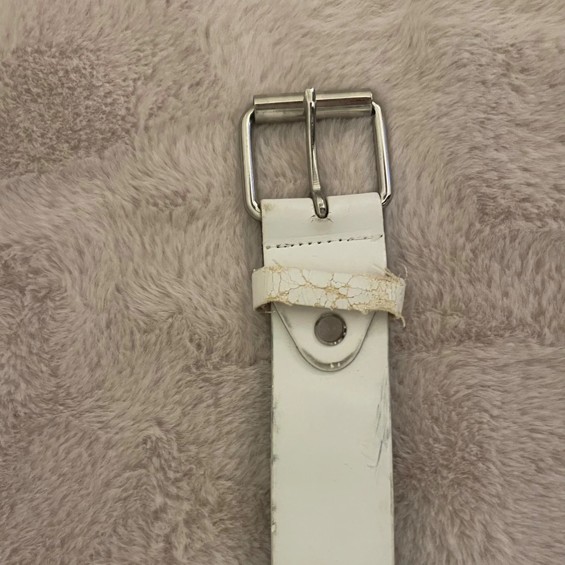 Vit bälte med nitar och hålmönster - 1