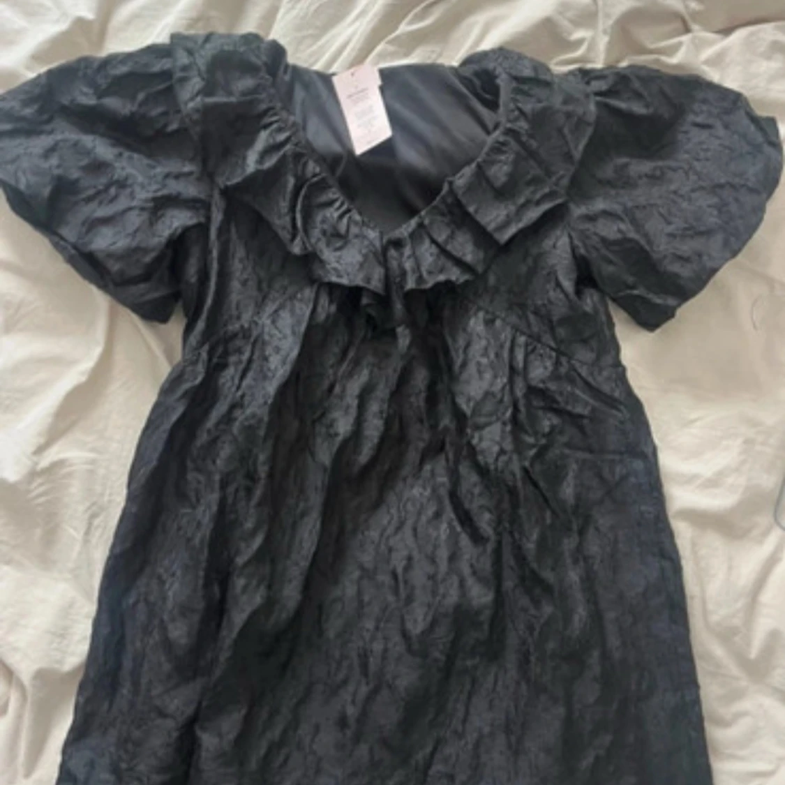 Svart kort klänning med volang - 1