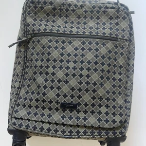 By Marlene Birger grön/svart resväska/ kabinväska - I fint älskat skick! Utan hål eller revor! Nypris 4700:-  SLUTSÅLD! Finns inte mer. Passa på! Så fin!!!