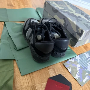 Valentino Garavani Rockrunner sneakers - Skorna är i nyskick, 9/10 Valentino Garavani Rockrunner i storlek 45, medföljer box och tillbehör!