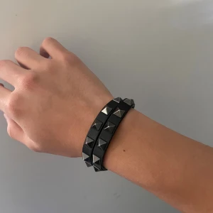Sällsynt dubbel valentino armband  - Säljer nu ett väldigt snyggt dubbel valentino armband i mycket bra skick | Lite slitet spänne men inget som märks av vid användning. | Sällsynt armband och svårt att hitta begagnat. | Ingår en extra stor box, extra nit samt påsar. | Hör av er vid frågor!🌟 