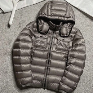 Moncler takki  - Använd men fortfarande i topp skick inga tecken på slitage eller fläckar inga skavanker, om fler bilder är de bara att skriva 