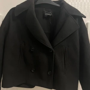 Kappa till hösten  - Jättefin jacka till hösten, den är lite kort för mig vid längderna på armen passar perfekt till dig som är lite kortare! 