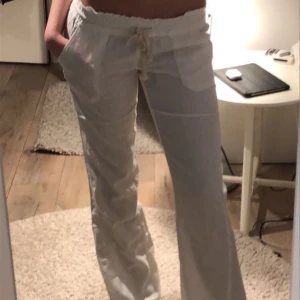 Roxy linnebyxor  - Vita linnebyxor från Roxy. Storlek 36 men passar även 38