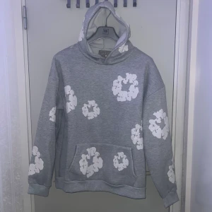 Grå denim tears hoodie - Superfin hoodie från Denim Tears. Väldigt mjuk och bekväm perfekt både till vardags och en avslappnad streetwear stil. Storlek M men passar även S om du vill ha en baggy outfit.