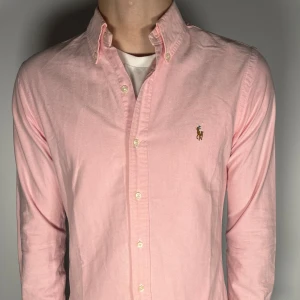 Ralph lauren skjorta - En riktig snygg och trendig Ralph lauren skjorta i fint skick, storlek S, slimfit, vid frågor är de bara att skriva // Gramenti 