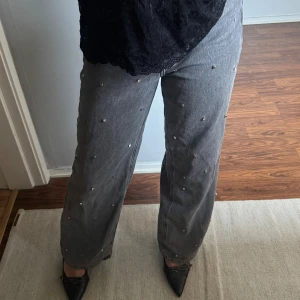 Grå wide jeans med glitter stenar - Säljer dessa snygga gråa högmidjade jeans med glitter stenar. Jeansen är i fint skick och alla stenarna sitter kvar! Dem är slutsålda och riktigt snygga om man vill pimpa till outfiten⭐️
