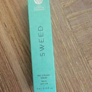 Sweed Pro Eyelash Serum 3 ml - Sweed Pro Eyelash Serum i snygg turkos förpackning, 3 ml. Perfekt för dig som vill boosta dina fransar med ett professionellt serum. Kommer i en stilren, rektangulär kartong med guldtext och modern design.