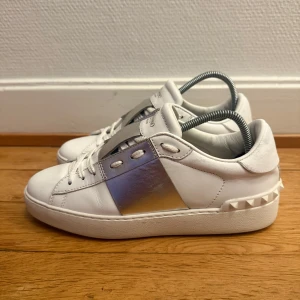 Valentino open sneakers  - Säljer nu dessa fina valentino skor | Super fint skick | Storlek 37 | Äkthetsbevis ingår | Hör gärna av er vid frågor eller funderingar 