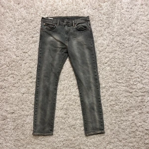 Gråa Levi's 510 skinny jeans W32 L32 - Grå Levi's 510 skinny jeans, de har inga defekter och har en skit snygg tvätt på framsidan.