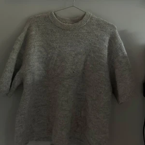 Grå stickad tröja från Gina Tricot - Mysig grå T-shirt stickad tröja från Gina Tricot i storlek S , jätte mysig nu till hösten😇🥰