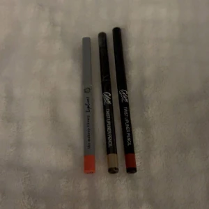 Tre läppennor i olika färger - Säljer tre läppennor: två är från Glam of Sweden och en är ifrån Normal. Färgerna är nude, röd och korall. Perfekta för att definiera läpparna och skapa snygga konturer.