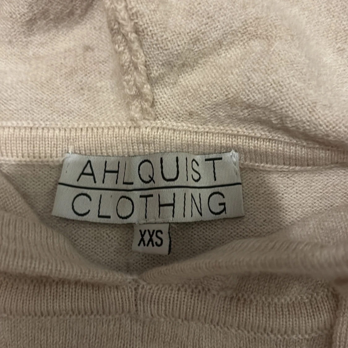 Beige hoodie i merinoull från Ahlquist Clothing  - 2