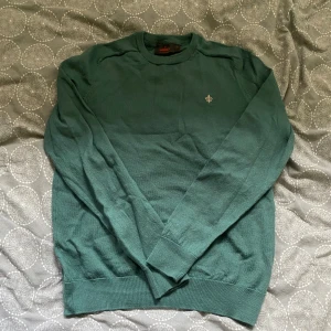 Grön merinoullströja från Morris - Grön tröja från Morris 100% Merinoull i storlek M. Tröjan sitter mer som en S. Passar för personer inom längdintervallet 170-175. Tröjan är i princip helt ny och knappt använd. Nypris: 1599kr. Mitt pris: 399kr