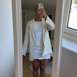 Beige kavaj  - Aldrig använd, lite större i modellen, mycket fint skick, nypris 699kr, XS/S
