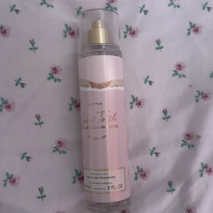 Sweet Tooth Body Mist 236ml - Body mist med söt och sofistikerad känsla, framtagen av Sabrina Carpenter. Innehåller 236 ml. Vegansk formula med icke-nobelent ingredienser. Perfekt för dig som vill ha en fräsch och trendig doft i vardagen.