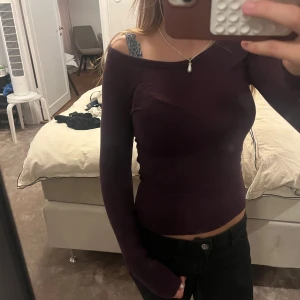 Basic mörklila långärmad tröja från zara  - Säljer en mörklila långärmad topp från Zara med offshoulder-skärning. Toppen är tight och har en enkel, stilren design utan mönster. Perfekt att styla med jeans eller kjol för en clean look.