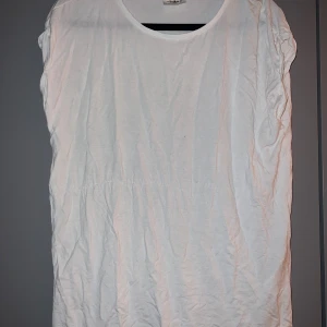 Vit pösig T-shirt från Vero Moda i storlek XS - Enkel och luftig vit T-shirt från Aware by Vero Moda i storlek XS