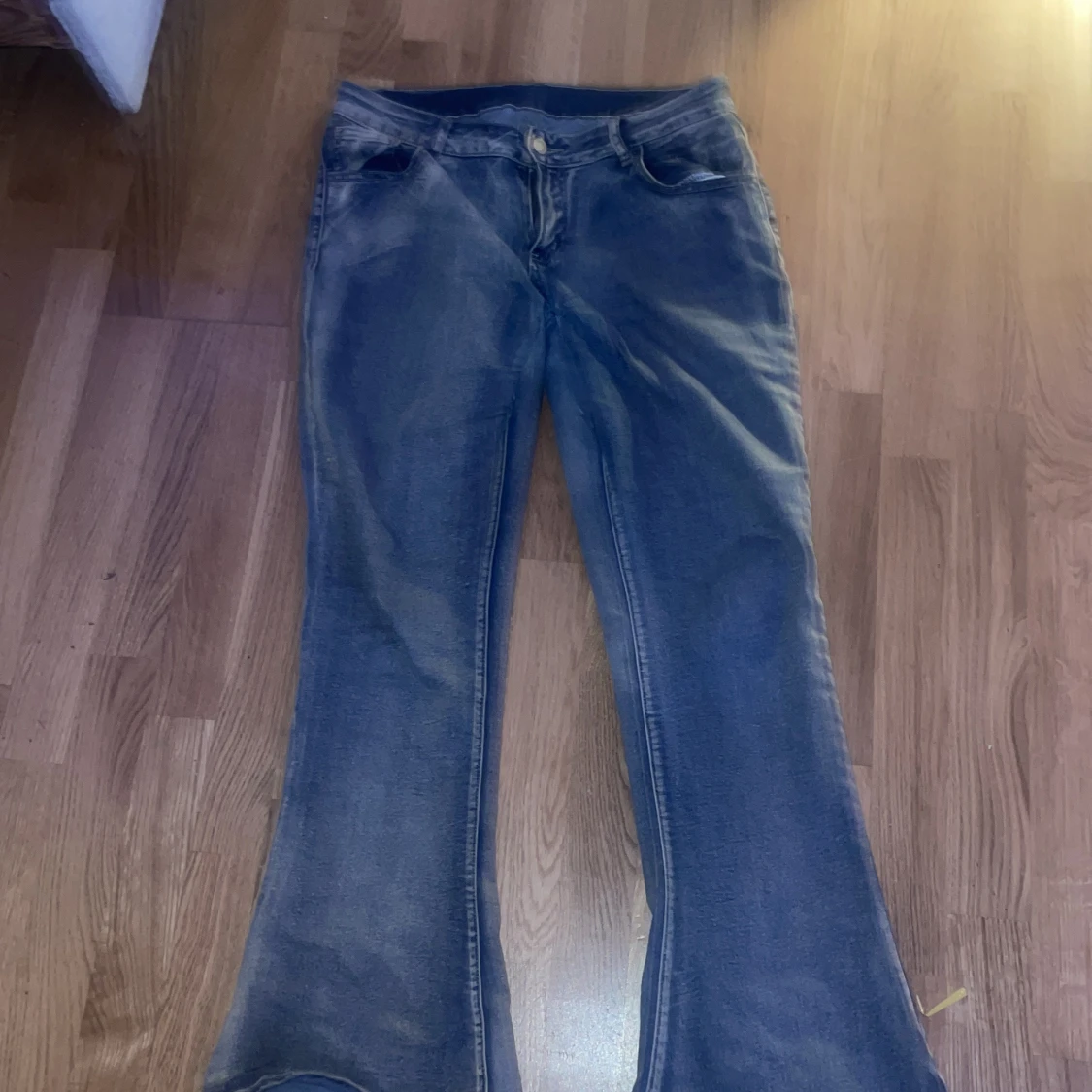 Blå bootcut jeans med fickdetaljer