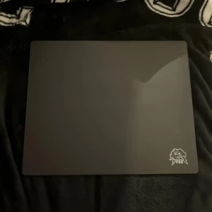 Skypad 3.0 XL Glass Mousepad - Skypad 3.0 XL är en högpresterande musmatta i glas, perfekt för gaming och precisionsarbete. Den har en slät yta för snabb och exakt rörelse, och är lätt att rengöra. Produkten ser ut att vara i mycket gott skick utan synligt slitage eller repor.