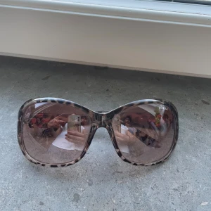 Y2k solglasögon - Ett par jättesnygga Y2k solglasögon, vet inte om de är äkta prada då jag fick dom av min mamma för några år sedan. Pris kan diskuteras🙏