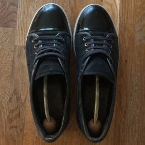 Lanvin skor - Snygga i trendiga lanvin skor i färgen marin blå, passar perfekt nu till hösten! Skicket är bra och skorna är fortfarande ruggigt fräscha!