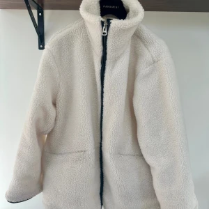 Teddy jacka  - INTRESSEKOLL!! Fin mysig jacka. Har några sminkfläckar på insidan av kragen, men det går säkert bort i tvätten!  skriv privat för bild ❣️Tryck INTE på köp nu❣️