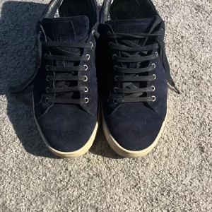 Mörkblå sneakers från The Gallerist - Snygga mörkblå sneakers från The Gallerist, skick 9/10, sparsamt använda. Kostar 2200 nya, priset är diskuterbart🙌.
