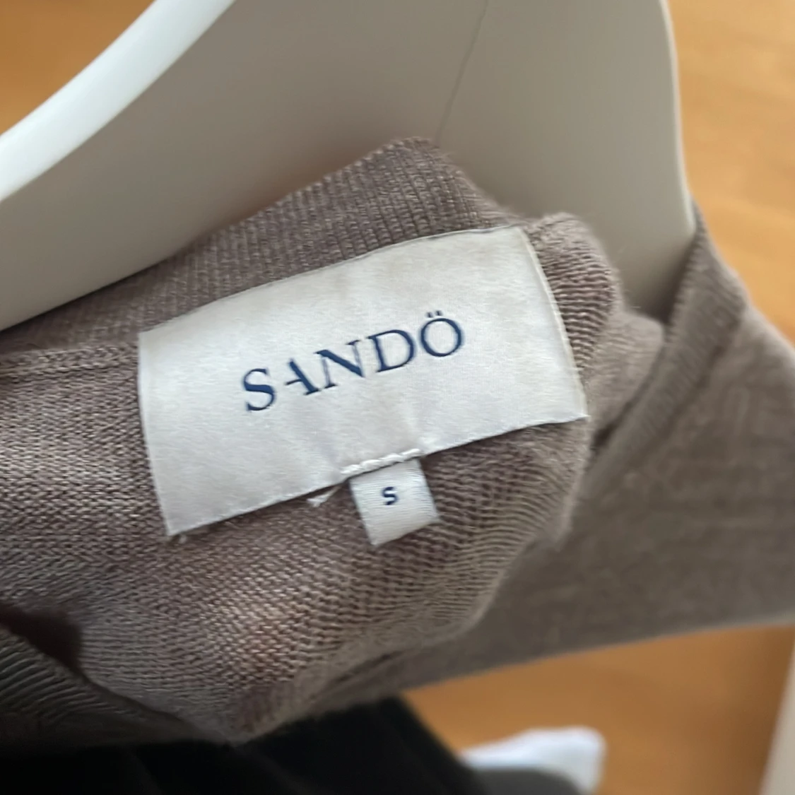 Brun tunn stickad tröja från Sandö - 2