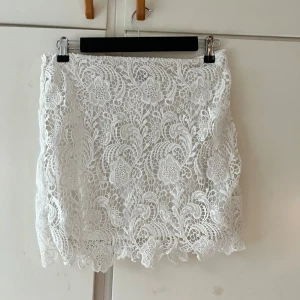 Vit spets kjol  - En super gullig vit spets kjol från hm! Köpte för längesen men har inte använt den en ända gång.