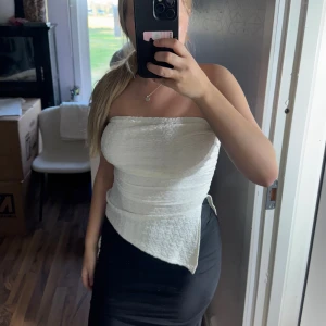 Topp - Bandlös Bandue topp med slits 