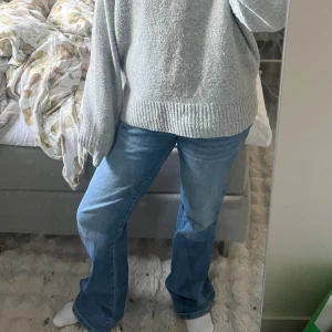 Blå soft flare jeans från Subdued - Säljer ett par blå jeans från Subdued i modellen Soft Flare. Jättefint skick använda fåtal gånger, står storlek 44 men är i engelsk mått. Passar mig som har ungefär 38 eller 27-28w i jeans. Nypris 1100kr