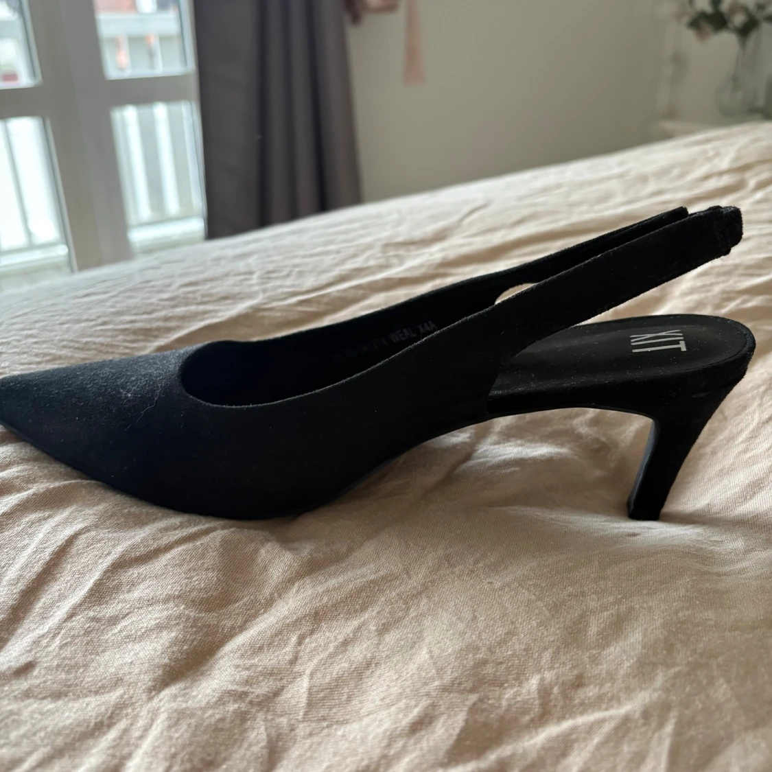 Svarta klackar med spetsig tå  - 1