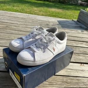 Vita sneakers från Polo Ralph Lauren - Hej säljer ett par vita Ralph lauren skor i storlek 42, dem är bara använda ett fåtal gånger och är i princip nyskick, nypris 1200kr, skicka om ni har frågor 