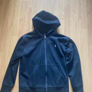 Polo zip up - Polo zipup  har aldrig använts och bara suttit i garderoben sen jag köpte den och darför säljs den.
